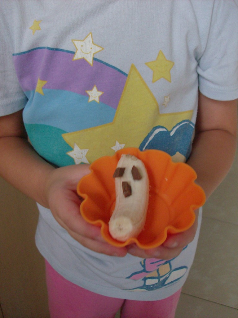 Halloween Muffin Tin Snack: Ghost Banana