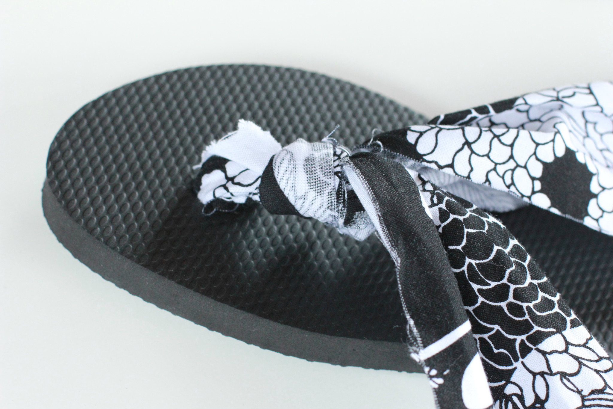 Kate Spade-Inspired DIY Fabric Flip-Flops for Just $3.50 | Mommysavers
