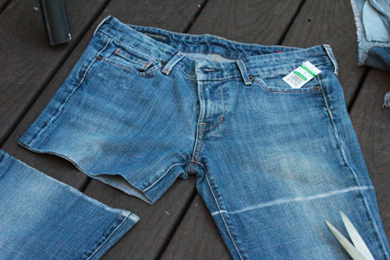DIY Cutoff Shorts | Mommysavers.com #DIY 