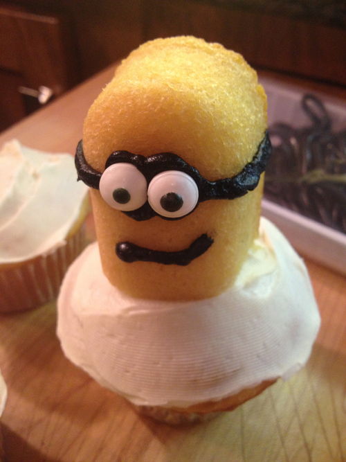 minion cupcakes from despicable me | mommysavers.com